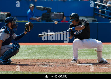 27. August 2011 - Toronto, Ontario, Kanada - Toronto Blue Jays Shortstop Yunel Escobar (5) vermeidet einen Stellplatz im 5. Inning gegen die Tampa Bay Rays. Die Tampa Bay Rays besiegte der Toronto Blue Jays-6 - 5 im Rogers Centre, Toronto Ontario. (Kredit-Bild: © Keith Hamilton/Southcreek Global/ZUMAPRESS.com) Stockfoto