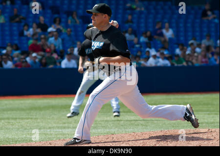 27. August 2011 - Toronto, Ontario, Kanada - Toronto Blue Jays Krug Shawn Camp (57) trat das Spiel im 6. Inning gegen die Tampa Bay Rays. Die Tampa Bay Rays besiegte der Toronto Blue Jays-6 - 5 im Rogers Centre, Toronto Ontario. (Kredit-Bild: © Keith Hamilton/Southcreek Global/ZUMAPRESS.com) Stockfoto