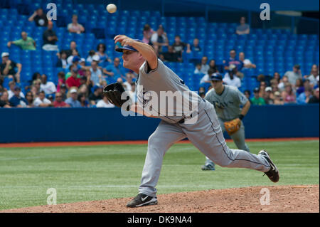 27. August 2011 - Toronto, Ontario, Kanada - Tampa Bay Rays Krug Jake McGee (57) tritt das Spiel im 8. Inning gegen die Toronto Blue Jays. Die Tampa Bay Rays besiegte der Toronto Blue Jays-6 - 5 im Rogers Centre, Toronto Ontario. (Kredit-Bild: © Keith Hamilton/Southcreek Global/ZUMAPRESS.com) Stockfoto