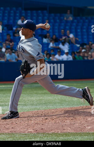 27. August 2011 - Toronto, Ontario, Kanada - Tampa Bay Rays Krug Juan Cruz (37) trat das Spiel im 8. Inning gegen die Toronto Blue Jays. Die Tampa Bay Rays besiegte der Toronto Blue Jays-6 - 5 im Rogers Centre, Toronto Ontario. (Kredit-Bild: © Keith Hamilton/Southcreek Global/ZUMAPRESS.com) Stockfoto