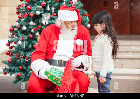 Santa Claus Geschenk für Mädchen Stockfoto