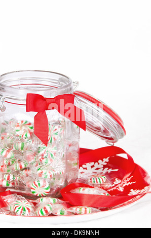 Windrad Weihnachten Süßigkeiten in einem Glas auf roten Urlaub Platte angezeigt Stockfoto