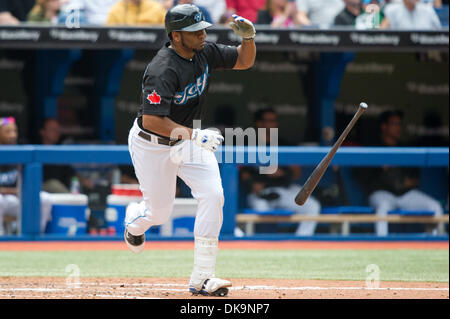 28. August 2011 - Toronto, Ontario, Kanada - Toronto Blue Jays erster Basisspieler Edwin Encarnacion (10) trifft ein einzelnes im 4. Inning gegen die Tampa Bay Rays. Die Tampa Bay Rays besiegte die Toronto Blue Jays 12 - 0 im Rogers Centre, Toronto Ontario. (Kredit-Bild: © Keith Hamilton/Southcreek Global/ZUMAPRESS.com) Stockfoto