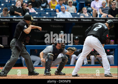 28. August 2011 heißt - Toronto, Ontario, Kanada - Toronto Blue Jays zweiter Basisspieler Kelly Johnson (2) auf Streiks im 4. Inning gegen die Tampa Bay Rays. Die Tampa Bay Rays besiegte die Toronto Blue Jays 12 - 0 im Rogers Centre, Toronto Ontario. (Kredit-Bild: © Keith Hamilton/Southcreek Global/ZUMAPRESS.com) Stockfoto