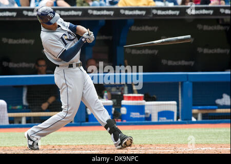 28. August 2011 - Toronto, Ontario, Kanada - Tampa Bay Rays Center Fielder B.J. Upton (2) bricht seinen Schläger und fliegt heraus zu zweiten Base im 5. Inning gegen die Toronto Blue Jays. Die Tampa Bay Rays besiegte die Toronto Blue Jays 12 - 0 im Rogers Centre, Toronto Ontario. (Kredit-Bild: © Keith Hamilton/Southcreek Global/ZUMAPRESS.com) Stockfoto