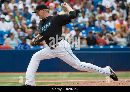 28. August 2011 - Toronto, Ontario, Kanada - Toronto Blue Jays Krug Rommie Lewis (35) trat das Spiel im 6. Inning gegen die Tampa Bay Rays. Die Tampa Bay Rays besiegte die Toronto Blue Jays 12 - 0 im Rogers Centre, Toronto Ontario. (Kredit-Bild: © Keith Hamilton/Southcreek Global/ZUMAPRESS.com) Stockfoto