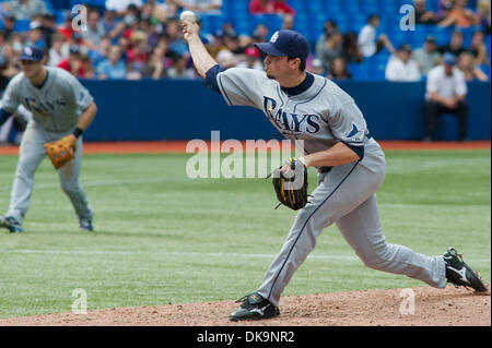 28. August 2011 - Toronto, Ontario, Kanada - Tampa Bay Rays Krug Brandon Gomes (47) trat das Spiel im 8. Inning gegen die Toronto Blue Jays. Die Tampa Bay Rays besiegte die Toronto Blue Jays 12 - 0 im Rogers Centre, Toronto Ontario. (Kredit-Bild: © Keith Hamilton/Southcreek Global/ZUMAPRESS.com) Stockfoto