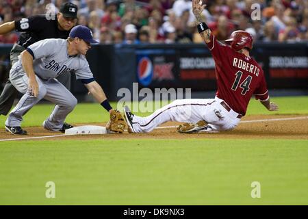 28. August 2011 - Tucson, Arizona, USA - Arizona 3 b Ryan Roberts (14) erwischt dritten Base zu stehlen, während die Diamondbacks 6: 1-Sieg im Chase Field In Phoenix, AZ (Credit-Bild: © Dean Henthorn/Southcreek Global/ZUMAPRESS.com) Stockfoto