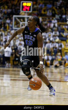 Berkeley, CA, USA. 10. November 2013. 10. November 2013 - Berkeley CA, US - Duke G # 12 Chelsea grau bringt den Ball nach unten Gericht Blue Devils Straftat während NCAA Womens Basketball-Spiel zwischen Duke University Blue Devils und California Golden Bears an Hass Pavillon Berkeley Calif einrichten © Csm/Alamy Live-Nachrichten Stockfoto