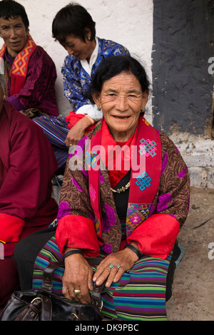 Bhutan, Phobjika, Gangte Goemba Tsechu, Frau tragen traditionelle Kira und toego Stockfoto