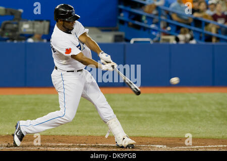 29. August 2011 - Toronto, Ontario, Kanada - Toronto Blue Jays Designated Hitter Edwin Encarnacion (10) trifft ein einzelnes im 6. Inning gegen die Tampa Bay Rays. Die Toronto Blue Jays gegen die Tampa Bay Rays 7 - 3 im Rogers Centre, Toronto Ontario. (Kredit-Bild: © Keith Hamilton/Southcreek Global/ZUMAPRESS.com) Stockfoto