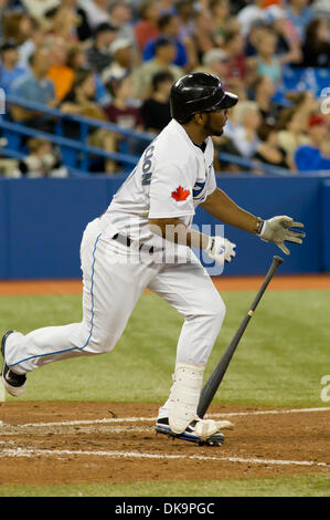 29. August 2011 - Toronto, Ontario, Kanada - Toronto Blue Jays Designated Hitter Edwin Encarnacion (10) trifft ein einzelnes im 6. Inning gegen die Tampa Bay Rays. Die Toronto Blue Jays gegen die Tampa Bay Rays 7 - 3 im Rogers Centre, Toronto Ontario. (Kredit-Bild: © Keith Hamilton/Southcreek Global/ZUMAPRESS.com) Stockfoto