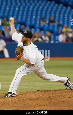 29. August 2011 - Toronto, Ontario, Kanada - Toronto Blue Jays Krug Jesse Litsch (51) trat das Spiel im 7. Inning gegen die Tampa Bay Rays. Die Toronto Blue Jays gegen die Tampa Bay Rays 7 - 3 im Rogers Centre, Toronto Ontario. (Kredit-Bild: © Keith Hamilton/Southcreek Global/ZUMAPRESS.com) Stockfoto