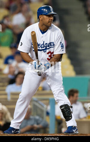29. August 2011 - Los Angeles, Kalifornien, USA - Los Angeles Dodgers erster Basisspieler Juan Rivera #33 während der Major League Baseball Spiel zwischen den San Diego Padres und die Los Angeles Dodgers im Dodger Stadium. Die Dodgers fuhr fort, die Padres mit einem Endstand von 4: 1 besiegen. (Kredit-Bild: © Brandon Parry/Southcreek Global/ZUMAPRESS.com) Stockfoto
