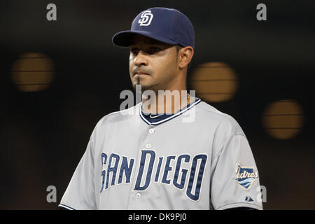 29. August 2011 - Los Angeles, Kalifornien, USA - San Diego Padres erster Basisspieler Jesus Guzman #15 während der Major League Baseball Spiel zwischen den San Diego Padres und die Los Angeles Dodgers im Dodger Stadium. (Kredit-Bild: © Brandon Parry/Southcreek Global/ZUMAPRESS.com) Stockfoto