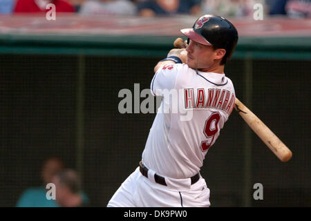 31. August 2011 - Cleveland, Ohio, USA - Cleveland dritte Baseman Jack Hannahan (9) beobachtet, wie der Ball traf er Segel über das Mittelfeld Mauer für einen Home Run während der zweiten Inning gegen die Oakland.  Die Oakland Athletics führen die Cleveland Indians 3: 2 im vierten Inning auf Progressive Field in Cleveland, Ohio. (Kredit-Bild: © Frank Jansky/Southcreek Global/ZUMAPRESS.com) Stockfoto