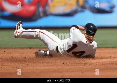 31. August 2011 - San Francisco, Kalifornien, USA - San Francisco Giants Shortstop Mike Fontenot (14) gleitet sicher ins zweite Base während der MLB-Spiel zwischen den San Francisco Giants und die Chicago Cubs. Die San Francisco Giants gewinnen das Spiel mit 4: 0. (Kredit-Bild: © Dinno Kovic/Southcreek Global/ZUMAPRESS.com) Stockfoto