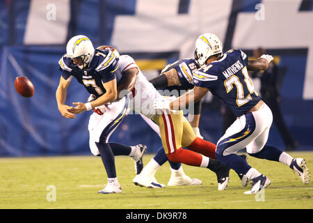 1. September 2011 - San Diego, Kalifornien, USA - San Diego Chargers QB Billy Volek (7) befummelt den Ball während der Spielaktion gegen San Francisco 49' Ers in San Diego, Kalifornien. Die Ladegeräte führen die 49' Ers 14-7 zur Halbzeit. (Kredit-Bild: © Nick Morris/Southcreek Global/ZUMAPRESS.com) Stockfoto