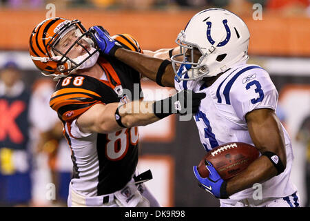 1. September 2011 - legt Cincinnati, Ohio, USA - Indianapolis Colts Wide Receiver Larrone Moore (3) eine Hand angesichts der Cincinnati Bengals Wide Receiver Ryan Whalen (88) in Aktion in der zweiten Hälfte der NFL Football-Spiel zwischen den Indianapolis Colts und den Cincinnati Bengals in Cincinnati, Ohio. Die Colts schlagen die Bengals 17-13 (Credit-Bild: © John Longo/Southcreek Global/ZU Stockfoto