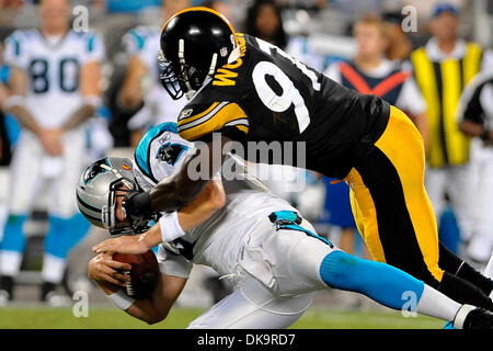 1. September 2011 - Charlotte, North Carolina, USA - Carolina Panthers Quarterback Derek Anderson (3) von Pittsburgh Steelers Linebacker Jason Worilds (97) Steelers führen die Panthers entlassen bekommen 20-14 bei der Hälfte bei Bank of America Stadium in Charlotte, North Carolina. (Kredit-Bild: © Anthony Barham/Southcreek Global/ZUMAPRESS.com) Stockfoto