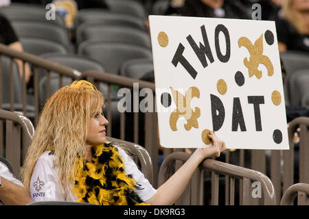 1. September 2011 - New Orleans, Louisiana, Vereinigte Staaten von Amerika - New Orleans Saints Fans jubeln für die New Orleans Saints im vierten Quartal. Tennessee Titans besiegten die New Orleans Saints 32-9. (Kredit-Bild: © Gus Escanelle/Southcreek Global/ZUMAPRESS.com) Stockfoto