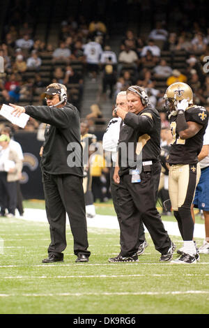 1. September 2011 geht - New Orleans, Louisiana, Vereinigte Staaten von Amerika - New Orleans Saints Defensive Koordinator Gregg Williams im Bereich einer Seite drängen im dritten Quartal die New Orleans Saints defensive Team gefordert. Tennessee Titans besiegten die New Orleans Saints 32-9. (Kredit-Bild: © Gus Escanelle/Southcreek Global/ZUMAPRESS.com) Stockfoto