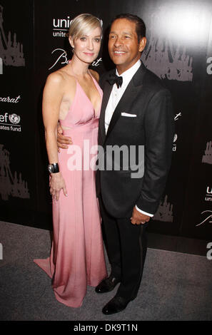 New York, USA. 3. Dezember 2013. BRYANT GUMBEL und seiner Frau HILARY QUINLAN besuchen den neunten jährlichen UNICEF Schneeflocke Ball im Cipriani Wall Street statt. (Kredit-Image Credit: Nancy Kaszerman/ZUMAPRESS.com/Alamy © Live-Nachrichten) Stockfoto