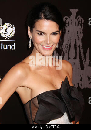 New York, USA. 3. Dezember 2013. Schauspielerin ANGIE HARMON besucht den neunten jährlichen UNICEF Schneeflocke Ball im Cipriani Wall Street statt. Bildnachweis: Nancy Kaszerman/ZUMAPRESS.com/Alamy Live-Nachrichten Stockfoto