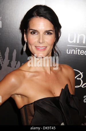 New York, USA. 3. Dezember 2013. Schauspielerin ANGIE HARMON besucht den neunten jährlichen UNICEF Schneeflocke Ball im Cipriani Wall Street statt. Bildnachweis: Nancy Kaszerman/ZUMAPRESS.com/Alamy Live-Nachrichten Stockfoto