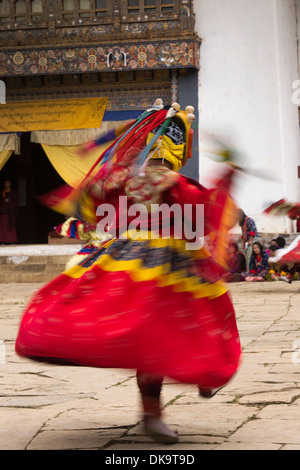 Bhutan, Phobjika, Gangte Goemba Tsechu verschwommen Festival Tänzerin im Innenhof Stockfoto