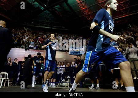 Sep 02, 2011 – Mar Del Plata, Buenos Aires, Argentinien - San Antonio Spurs und Argentiniens MANU GINOBILI tritt das Gericht hinter JUAN PEDRO GUTIERREZ vor der FIBA Americas 2011-Basketball-Spiel zwischen Argentinien und Puerto Rico. Argentinien gewann das Match 81-74. Die FIBA-Event ist ein Qualifikationsturnier für die Olympischen Spiele 2012 in London, mit nur zwei Plätzen... (Kredit-Bild: © R Stockfoto