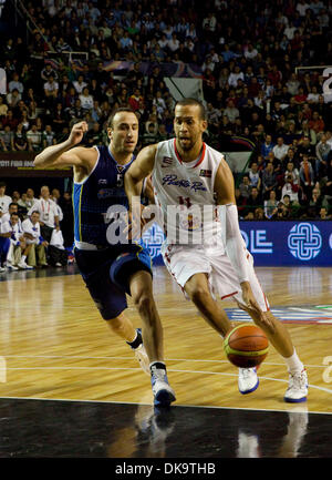 Sep 02, 2011 – Mar Del Plata, Buenos Aires, Argentinien - San Antonio Spurs und Argentiniens MANU GINOBILI verfolgt Puerto Rico RICARDO SANCHEZ ROSA während der FIBA Americas 2011-Basketball-Spiel zwischen Argentinien und Puerto Rico. Argentinien gewann das Match 81-74. Die FIBA-Event ist ein Qualifikationsturnier für die Olympischen Spiele 2012 in London, mit nur zwei Plätzen... (Kredit-Bild: © Ryan N Stockfoto