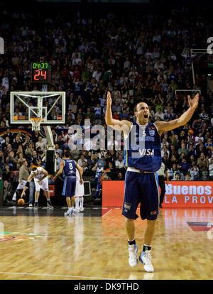 Sep 02, 2011 – Mar Del Plata, Buenos Aires, Argentinien - San Antonio Spurs und Argentiniens MANU GINOBILI hebt das Publikum nach seinem Tor ein Dreipunkt, erschossen während der FIBA Americas 2011-Basketball-Spiel zwischen Argentinien und Puerto Rico. Argentinien gewann das Match 81-74. Die FIBA-Event ist ein Qualifikationsturnier für die Olympischen Spiele 2012 in London, mit nur zwei Plätzen... (Kredit-Bild: © Stockfoto