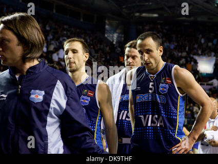 Sep 02, 2011 – Mar Del Plata, Buenos Aires, Argentinien - (2-L) JUAN IGNACIO SANCHEZ, San Antonio Spurs MANU GINOBILI und Portland Trailblazers FABRICO OBERTO verlassen (wieder) das Gericht nach die zweite Periode während der FIBA Americas 2011 Basketball-Spiel zwischen Argentinien und Puerto Rico. Argentinien gewann das Match 81-74. Die FIBA-Event ist ein Qualifikationsturnier für die Olympischen Spiele 2012 in Lond Stockfoto