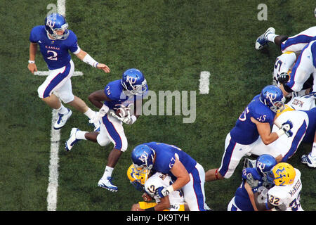 3. September 2011 - Lawrence, Kansas, quarterback Vereinigte Staaten von Amerika - Kansas Jayhawks Jordan Webb (2) Hände ab, Runningback James Sims (29) während der ersten Hälfte Aktion. Kansas führt McNeese State 21-3 zur Halbzeit des Spiels im Memorial Stadium in Lawrence, Kansas. (Kredit-Bild: © Jakob Paulsen/Southcreek Global/ZUMAPRESS.com) Stockfoto