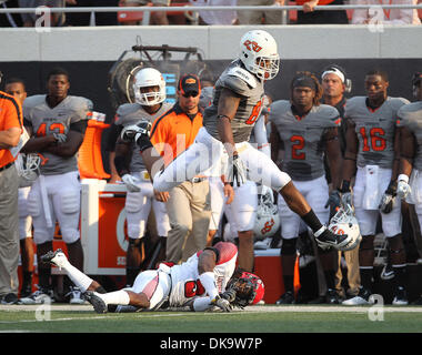 3. September 2011 - Stillwater, Oklahoma, Vereinigte Staaten von Amerika - Oklahoma State Cowboys Wide Receiver Justin Blackmon (81) und Louisiana-Lafayette Ragin Cajuns Cornerback Dwight Bentley (5) in Aktion während des Spiels zwischen der Louisiana-Lafayette Ragin Cajuns und die Oklahoma State Cowboys im Boone Pickens Stadium in Stillwater, OK. Oklahoma State führt Louisiana-Lafayette-34 Stockfoto