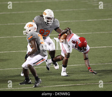 3. September 2011 in Angriff nehmen - Stillwater, Oklahoma, Vereinigte Staaten von Amerika - Oklahoma State Cowboys defensive Maurice Hayes (93) und Louisiana-Lafayette Ragin Cajuns Wide Receiver Harry Völker (9) in Aktion während des Spiels zwischen der Louisiana-Lafayette Ragin Cajuns und die Oklahoma State Cowboys im Boone Pickens Stadium in Stillwater, OK. Oklahoma State Defaets Louisiana-Lafaeytts Stockfoto