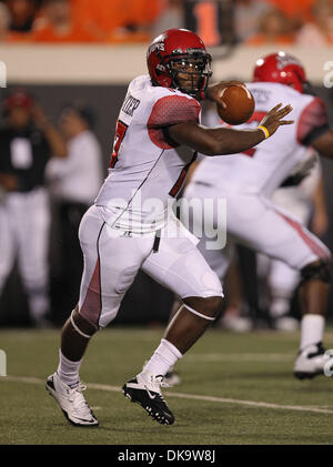 3. September 2011 - Stillwater, Oklahoma, Vereinigte Staaten von Amerika - Louisiana-Lafayette Ragin Cajuns quarterback Blaine Gautier (17) in Aktion während des Spiels zwischen der Louisiana-Lafayette Ragin Cajuns und die Oklahoma State Cowboys im Boone Pickens Stadium in Stillwater, OK. Oklahoma State Defaets Louisiana-Lafayette-61 34. (Kredit-Bild: © Dan Wozniak/Southcreek Global/ZUMA Stockfoto