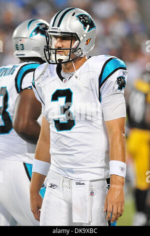 1. September 2011 - Charlotte, North Carolina, USA - Carolina Panthers quarterback Derek Anderson (3) sieht die Seitenlinie während der Vorsaison Spiel. Steelers besiegen die Panthers 33-17 bei der Bank of America Stadium in Charlotte, North Carolina. (Kredit-Bild: © Anthony Barham/Southcreek Global/ZUMAPRESS.com) Stockfoto