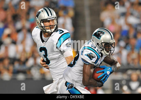 1. September 2011 - Charlotte, North Carolina, USA - Carolina Panthers quarterback Derek Anderson (3) Hände weg zu Runningback Mike Goodson (33), während die Vorsaison Spiel. Steelers besiegen die Panthers 33-17 bei der Bank of America Stadium in Charlotte, North Carolina. (Kredit-Bild: © Anthony Barham/Southcreek Global/ZUMAPRESS.com) Stockfoto
