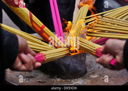 Räucherstäbchen angezündet in einem Tempel, Shanghai, China Stockfoto