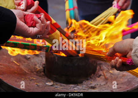 Räucherstäbchen angezündet in einem Tempel, Shanghai, China Stockfoto