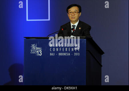 Bali, Indonesien. 4. Dezember 2013. Chinesische Handelsminister Gao Hucheng befasst sich mit der Plenarsitzung der 9. Konferenz der World Trade Organisation (WTO) im Bali Nusa Dua Convention Center, Indonesien, 4. Dezember 2013. Bildnachweis: Veri Sanovri/Xinhua/Alamy Live-Nachrichten Stockfoto