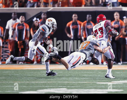 3. September 2011 - Stillwater, Oklahoma, Vereinigte Staaten von Amerika - Oklahoma State Cowboys Linebacker Alex Elkins (37) und Louisiana-Lafayette Ragin Cajuns Runningback Qyendarius Griffin (23) in Aktion während des Spiels zwischen der Louisiana-Lafayette Ragin Cajuns und die Oklahoma State Cowboys im Boone Pickens Stadium in Stillwater, OK. Oklahoma State besiegt Louisiana-Lafayette-6 Stockfoto