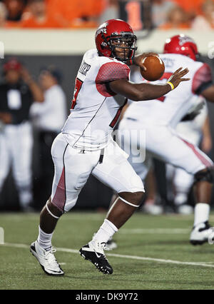 3. September 2011 - Stillwater, Oklahoma, Vereinigte Staaten von Amerika - Louisiana-Lafayette Ragin Cajuns quarterback Blaine Gautier (17) in Aktion während des Spiels zwischen der Louisiana-Lafayette Ragin Cajuns und die Oklahoma State Cowboys im Boone Pickens Stadium in Stillwater, OK. Oklahoma State besiegt Louisiana-Lafayette-61 34. (Kredit-Bild: © Dan Wozniak/Southcreek Global/ZUMA Stockfoto