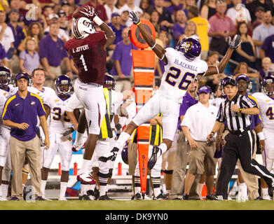 3. September 2011 - zurück Charlotte, North Carolina, USA - South Carolina Gamecocks Wide Receiver Alshon Jeffery #1 machen einen Haken gegen East Carolina Pirates defensive Derek Blacknall #26 während die East Carolina vs South Carolina-Fußball-Spiel.  Die Gamecocks besiegen die Piraten 56-37. (Kredit-Bild: © Tony Brown/Southcreek Global/ZUMAPRESS.com) Stockfoto