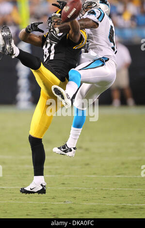 1. September 2011; Pittsburgh Steelers Wide Receiver Arnaz Battle (81) bekommt den Ball von Carolina Panthers Cornerback Kapitän Munnerlyn (41) bei Bank of America Stadium in Charlotte, North Carolina herausgesprungen. Pittsburgh führt um den halben 20.14. Jim Dedmon/CSM(Credit Image: © Jim Dedmon/Cal Sport Media/ZUMAPRESS.com) Stockfoto