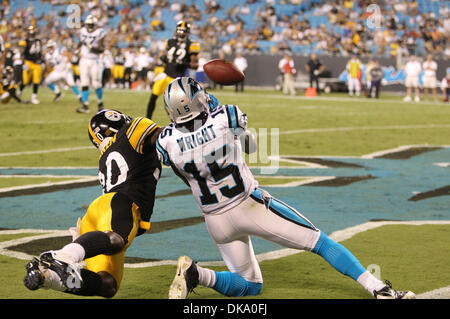 1. September 2011; Carolina Panthers Wide Receiver Wallace Wright (15) hat es fast in die Endzone gäbe es nicht die Bemühungen der Pittsburgh Steelers Cornerback Donovan Warren (30) bei Bank of America Stadium in Charlotte, North Carolina. Pittsburgh gewinnt 33-17. Jim Dedmon/CSM(Credit Image: © Jim Dedmon/Cal Sport Media/ZUMAPRESS.com) Stockfoto