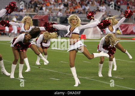 6. September 2011 - Chandler, Arizona, USA - Arizona Cardinals Cheerleader durchführen, während ein NFL Preseason-Spiel gegen die Denver Broncos im University of Phoenix Stadium in Chandler, AZ.  Die Kardinäle gewann das Spiel 26-7. (Kredit-Bild: © gen Lower/Southcreek Global/ZUMAPRESS.com) Stockfoto