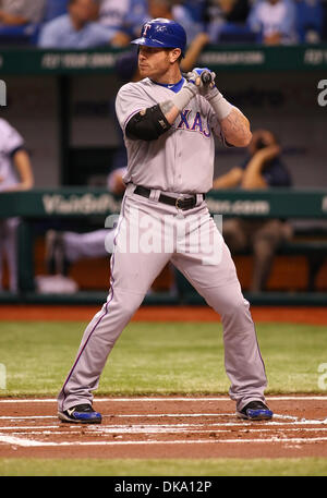 6. September 2011 - St. Petersburg, Florida, USA - Texas Rangers linker Feldspieler Josh Hamilton (32) an bat bei einem Baseball-Spiel zwischen den Tampa Bay Rays und die Texas Rangers im Tropicana Field. (Kredit-Bild: © Lukas Johnson/Southcreek Global/ZUMApress.com) Stockfoto